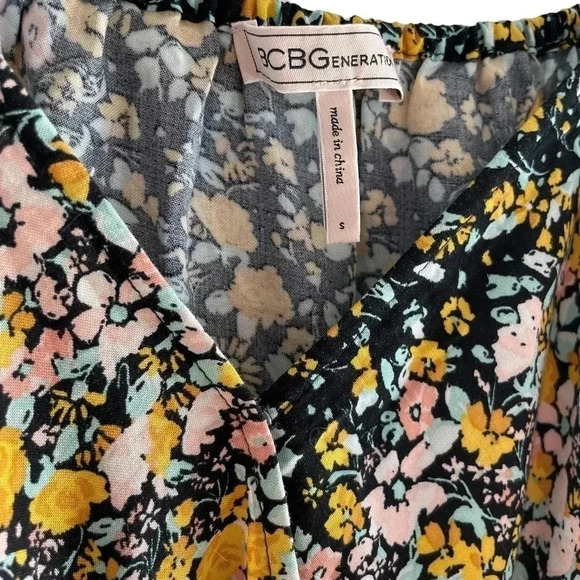 NWOT Black Floral Crop Wrap Top w Tie - Picture 3 of 5